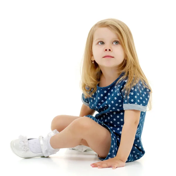 La bambina alza lo sguardo . — Foto Stock