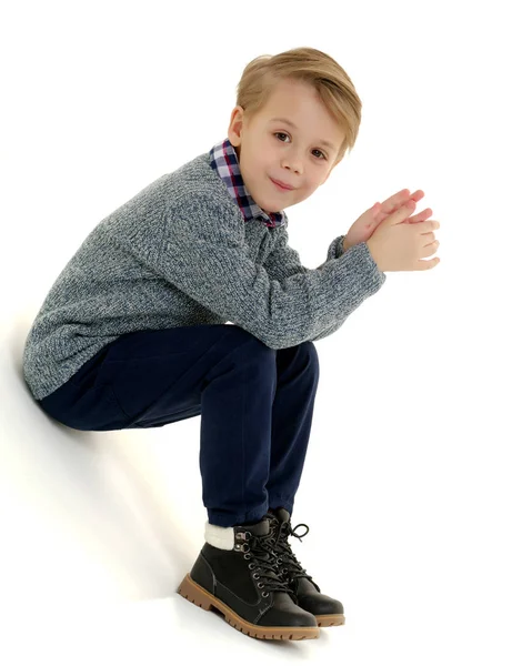 Kleine jongen is zittend op de vloer — Stockfoto