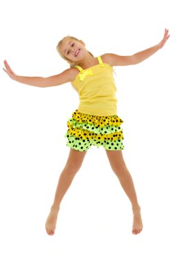 Küçük kız atlıyor.