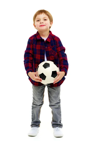 Μικρό αγόρι παίζει με μια μπάλα ποδοσφαίρου. — Φωτογραφία Αρχείου