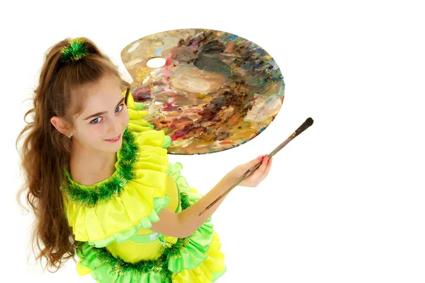 Menina com paleta e pincel aprendendo a desenhar . — Fotografia de Stock