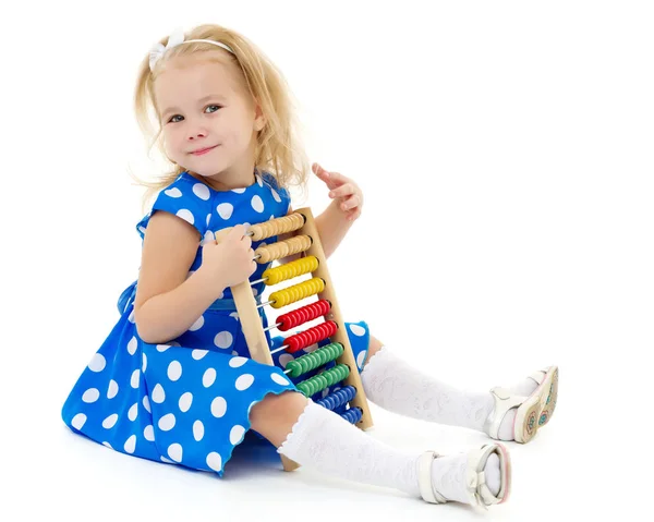 A lány számít a abacus — Stock Fotó