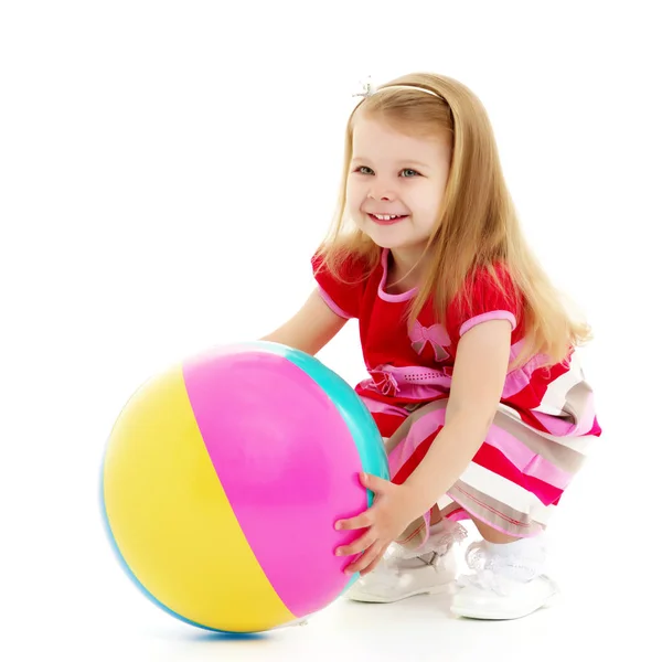 Menina está brincando com uma bola — Fotografia de Stock