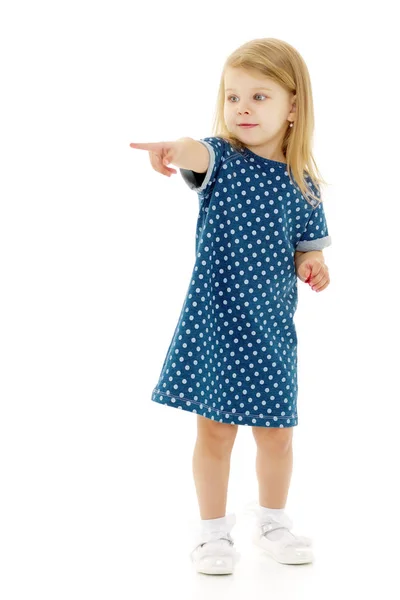 Mała dziewczynka pokazuje palcem — Zdjęcie stockowe