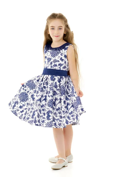 şık elbiseli küçük kız.