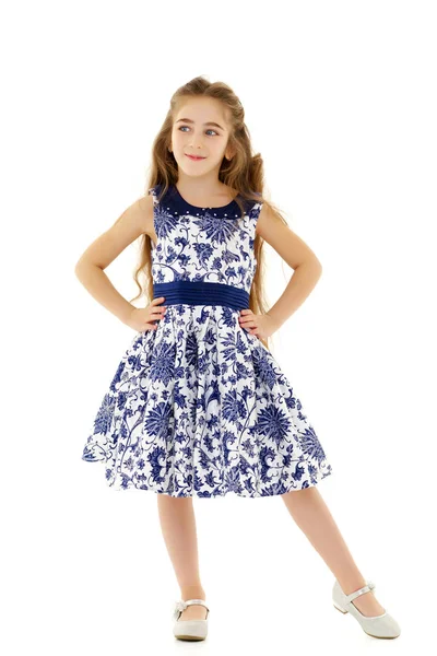 Neşeli küçük bir kız dans ediyor.