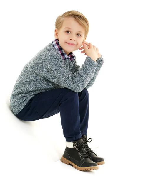 küçük çocuk yere oturmak