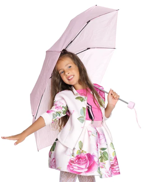 Küçük kız şemsiye altında. — Stok fotoğraf