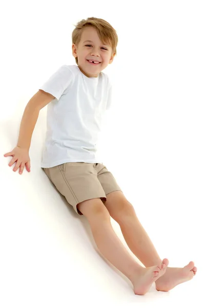 純粋な白いTシャツの小さな男の子が笑う。感情. — ストック写真