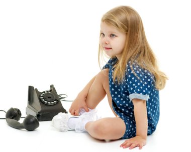 Küçük bir kız eski telefondan arıyor..