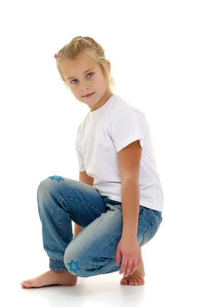 광고용 흰색 티셔츠를 입은 여자 아이. — 스톡 사진
