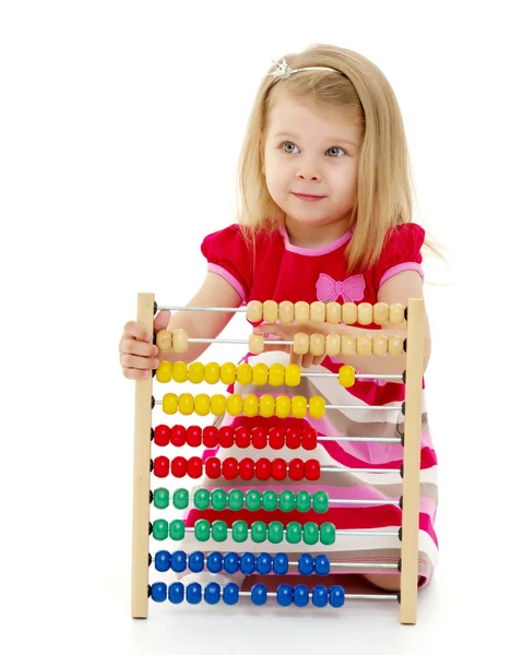 Kız abacus üzerinde sayar — Stok fotoğraf