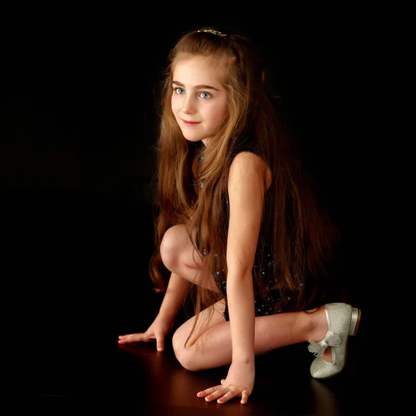 Vacker liten flicka, studio porträtt på en svart bakgrund. — Stockfoto
