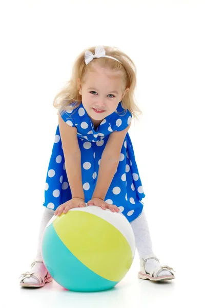 Niña está jugando con una pelota —  Fotos de Stock