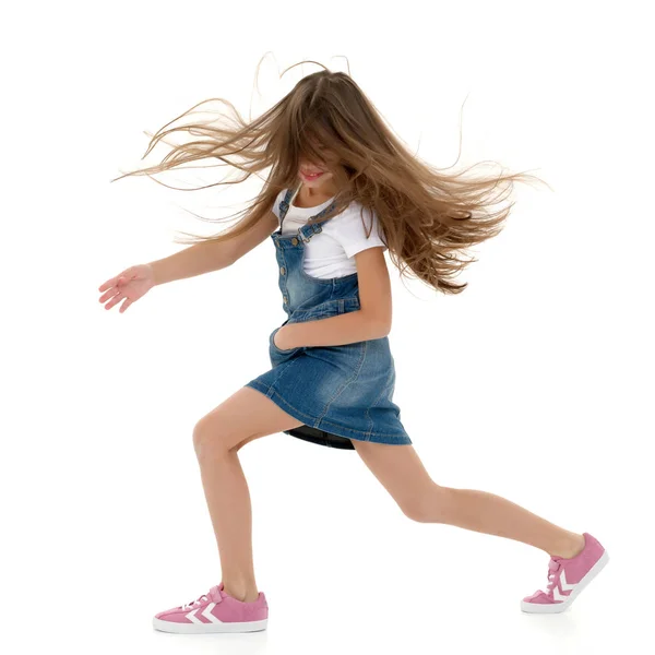 Uma menina corrige o cabelo . — Fotografia de Stock