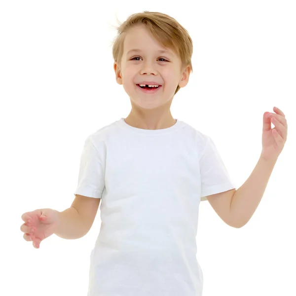 Маленький мальчик в чистой белой футболке смеется. Эмоции . — стоковое фото