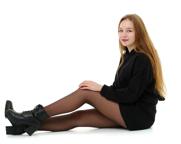 Egy tizenéves lány ül a földön. — Stock Fotó