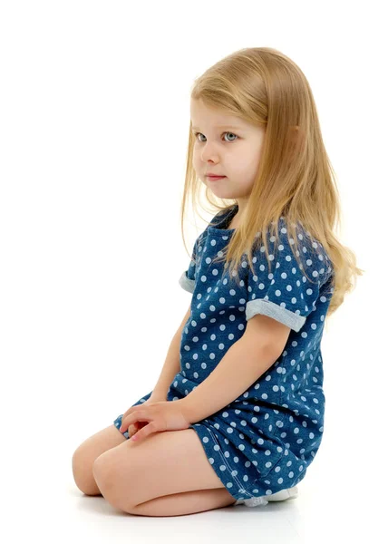 Den lilla flickan är på knä. — Stockfoto
