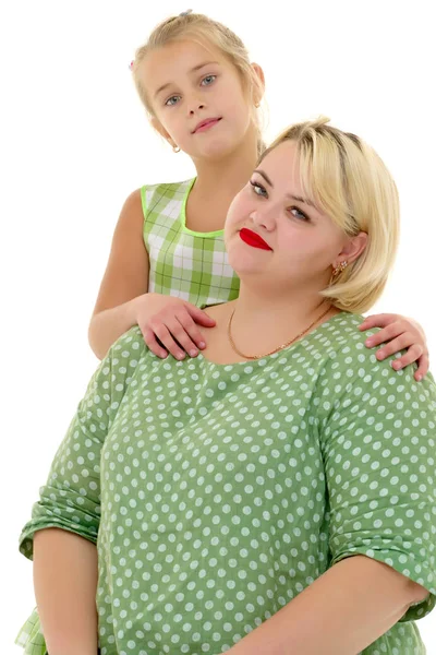 Mamma e piccola figlia studio ritratto su sfondo bianco . — Foto Stock