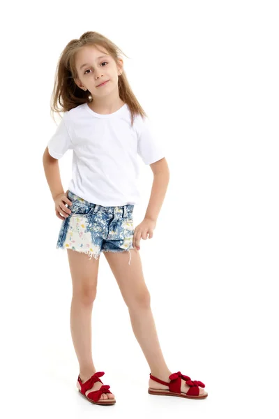 Bambina in pura t-shirt bianca per pubblicità e pantaloncini . — Foto Stock