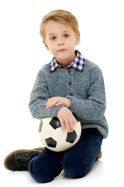 Маленький хлопчик грає з футбольним м'ячем . — стокове фото