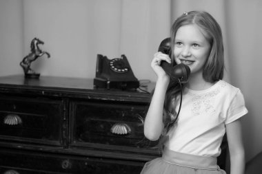 Küçük bir kız eski telefondan arıyor..