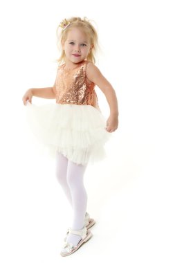 Küçük bir kız bir cyclorame üzerinde stüdyo fotoğrafı.