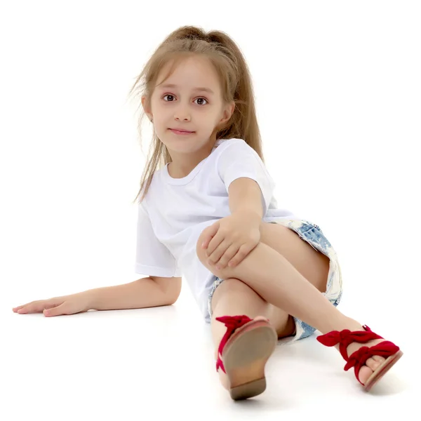 Little girl is sitting on the floor. — Stock Photo, Image