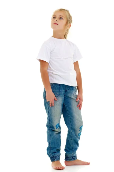 Niña con una camiseta blanca para publicidad. —  Fotos de Stock