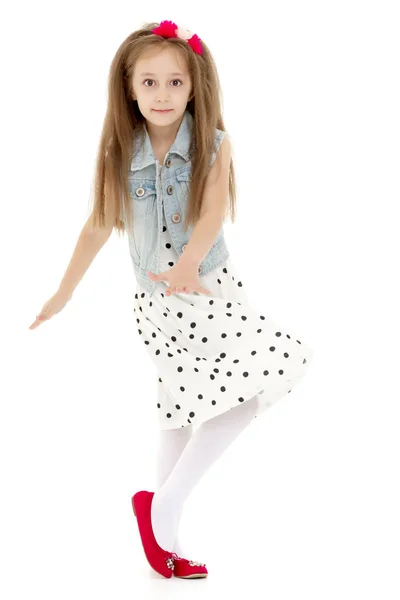 En glad liten flicka dansar. — Stockfoto