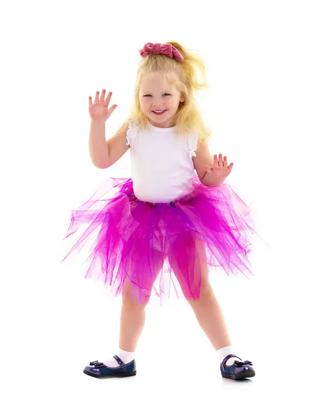 Kleine meisje ballerina voert dans. — Stockfoto