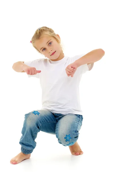 Klein meisje in een wit t-shirt. — Stockfoto