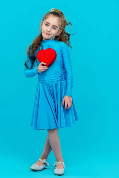 Una bambina ha un cuore in mano . — Foto Stock