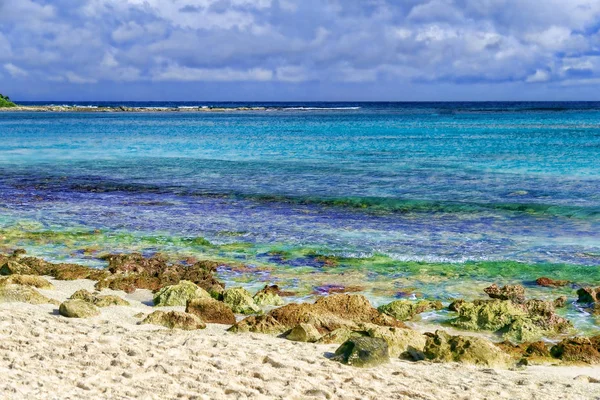 Tropisch paradijs, strand, wit zand en blauwe lucht met wolken. — Stockfoto