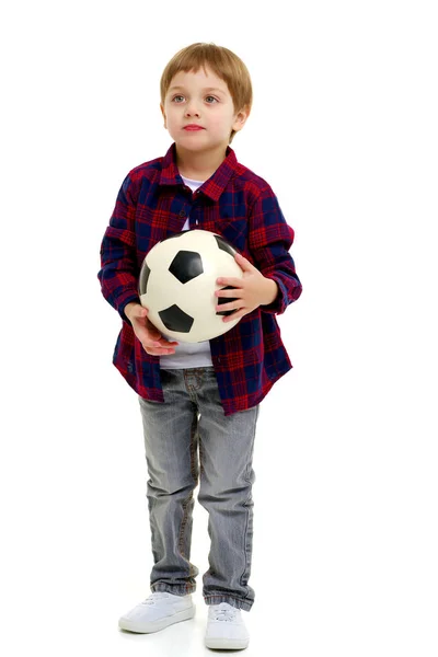 Kleiner Junge spielt mit einem Fußball. — Stockfoto