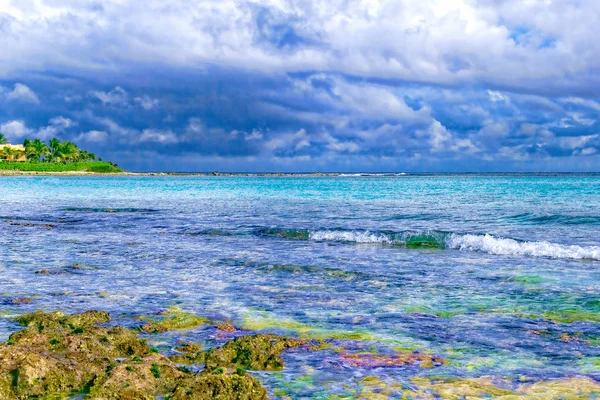 열 대의 낙원, 해변, 하얀 모래와 구름이 있는 푸른 하늘. — 스톡 사진