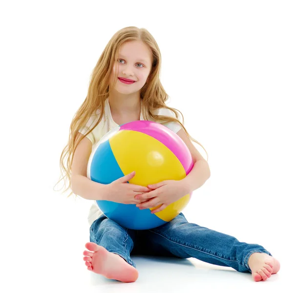 Niña está jugando con una pelota —  Fotos de Stock