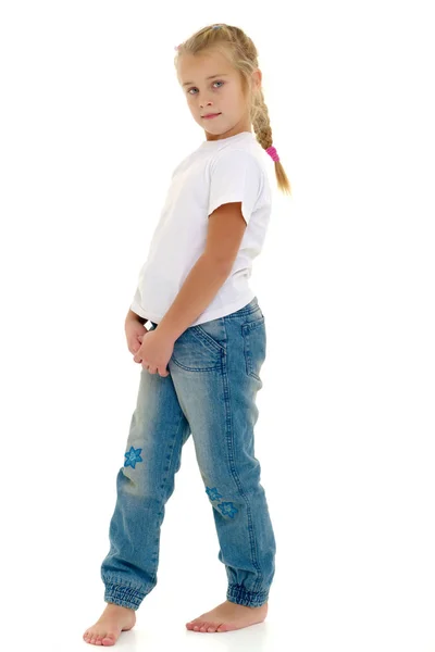 Menina com uma camiseta branca para publicidade. — Fotografia de Stock