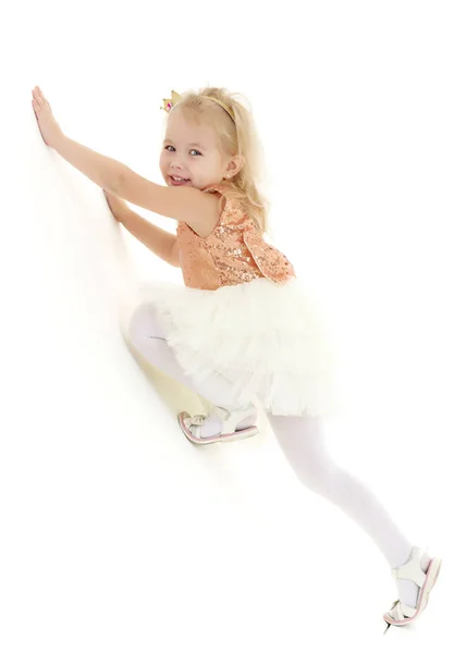 Une petite fille est photographiée en studio sur un cyclorame . — Photo