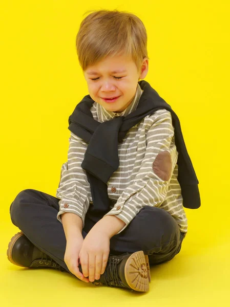 Le petit garçon pleure de larmes . — Photo