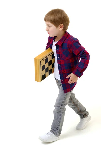 Jongetje met een schaakbord. — Stockfoto