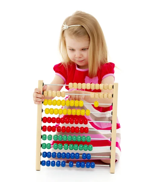 Flickan räknar på abacus — Stockfoto