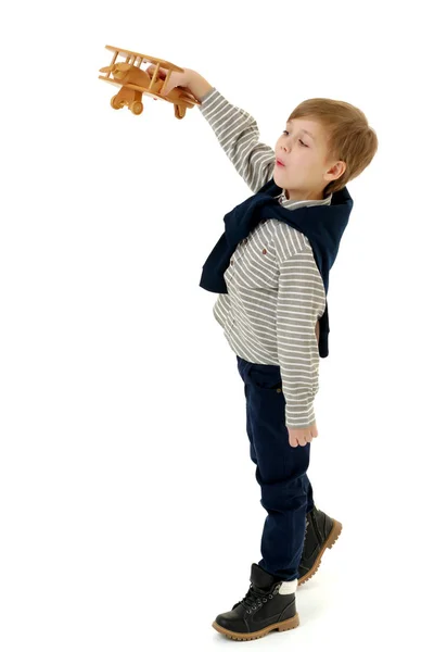 Niño jugando con avión de madera — Foto de Stock