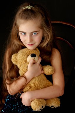 Güzel küçük bir kız ile bir oyuncak ayı