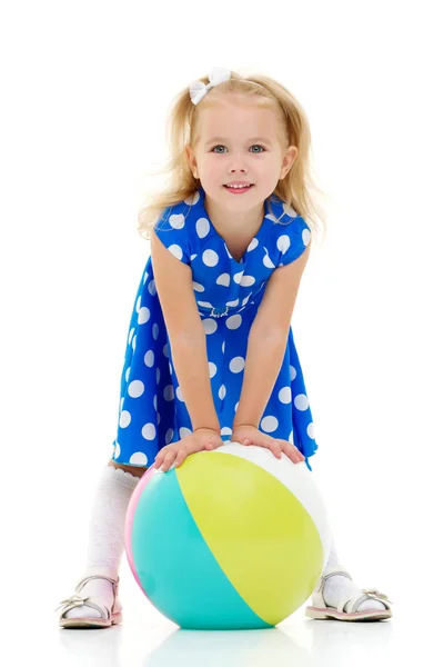 Menina está brincando com uma bola — Fotografia de Stock