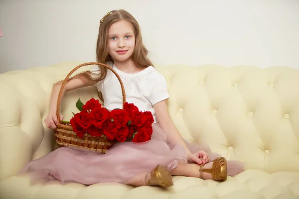 Menina com um buquê de flores — Fotografia de Stock