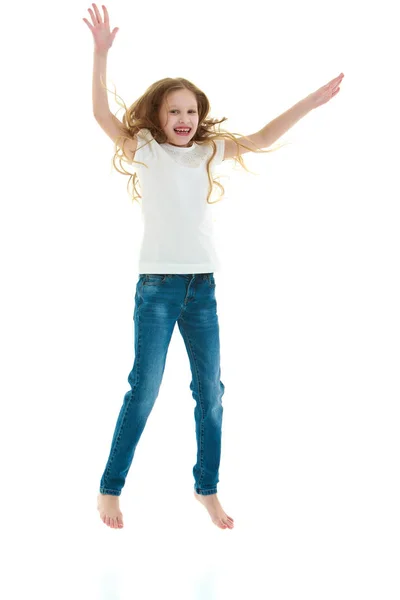 Een klein meisje in een puur wit t-shirt is springen. Het concept van — Stockfoto