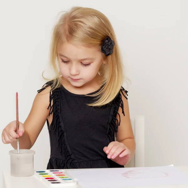 Little girl draws paints. — Stock Photo, Image