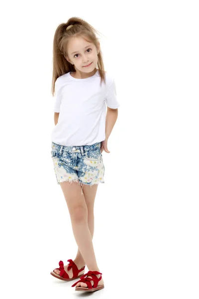 小女孩在一个纯白色 t恤广告和短裤. — 图库照片