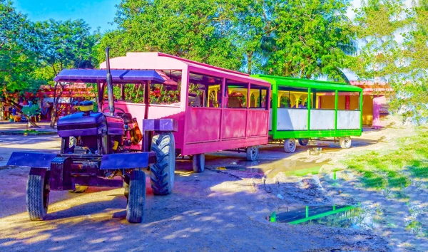 Tren turístico de coches multicolores conectados al tractor . —  Fotos de Stock
